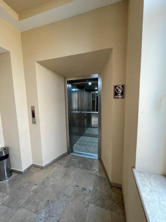 Armenak Apartment No 8, Abovyan Street Ereván Exterior foto