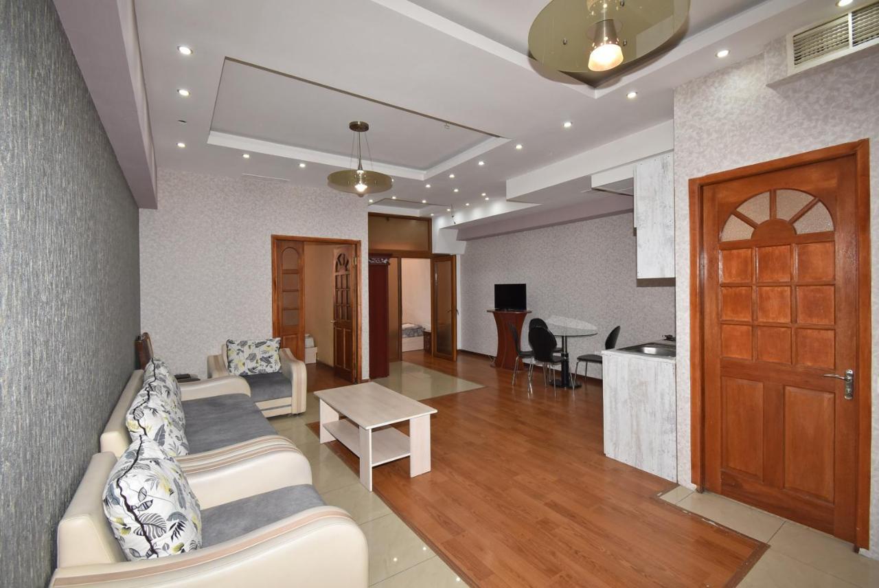 Armenak Apartment No 8, Abovyan Street Ereván Exterior foto