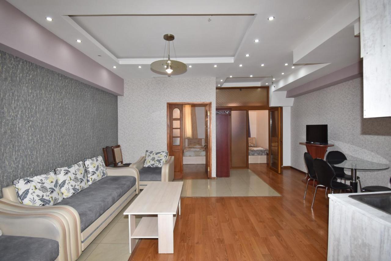 Armenak Apartment No 8, Abovyan Street Ereván Exterior foto
