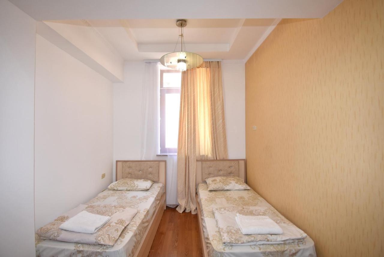 Armenak Apartment No 8, Abovyan Street Ereván Exterior foto