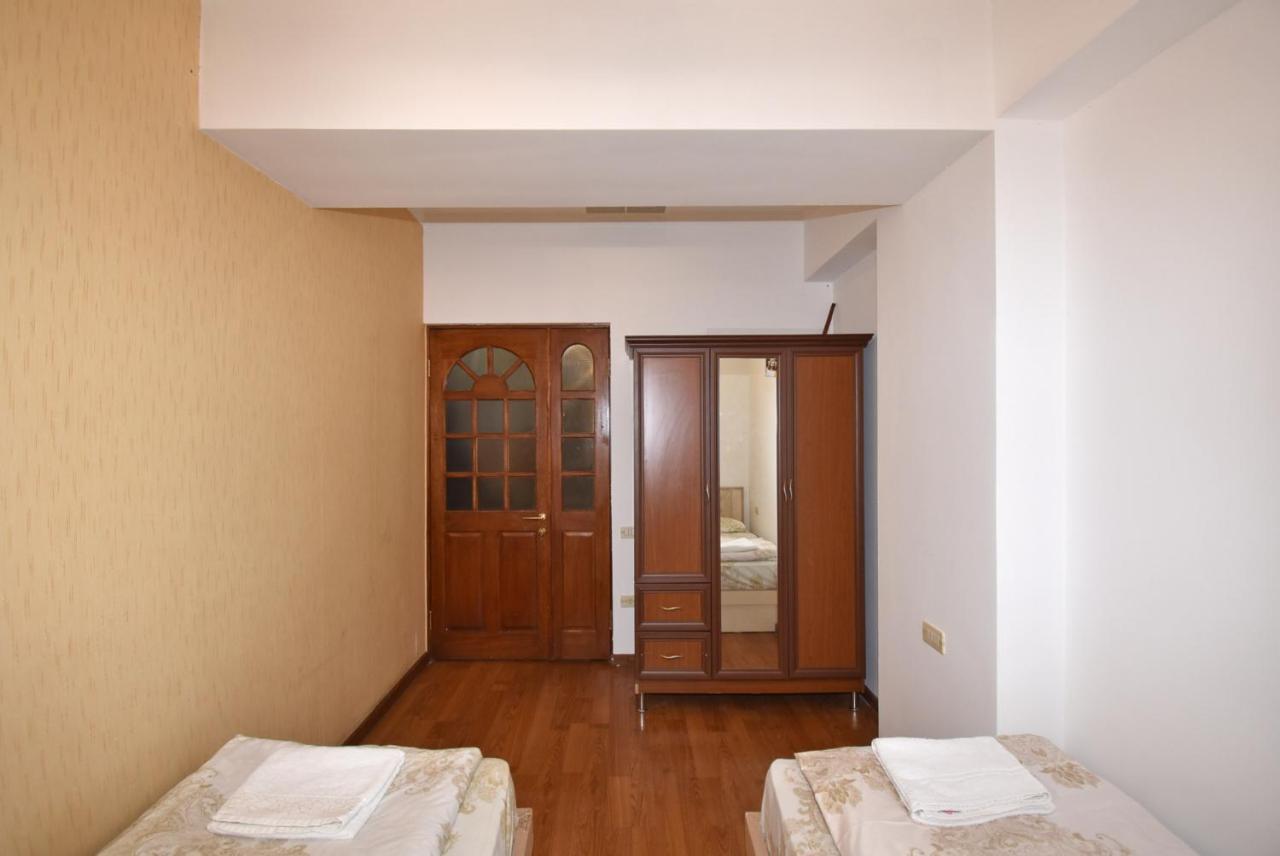 Armenak Apartment No 8, Abovyan Street Ereván Exterior foto